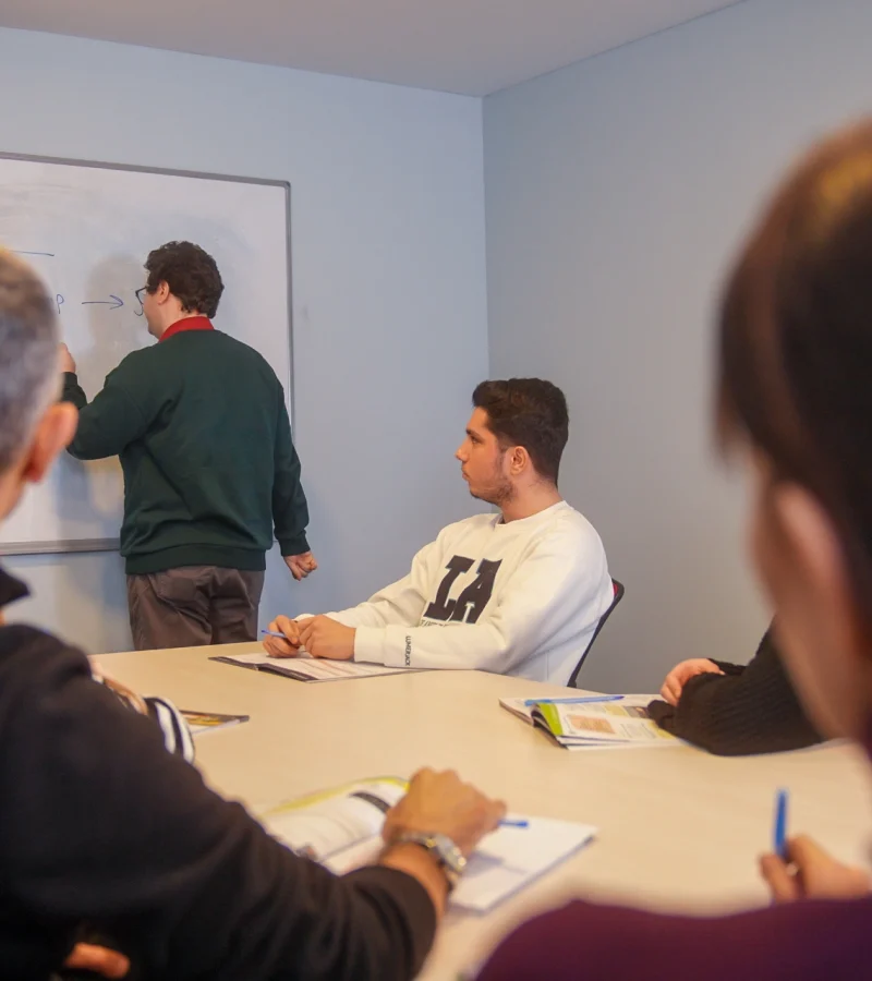 Maltepe İngilizce kursu sınıf içi eğitim – yetişkin öğrenciler derste
